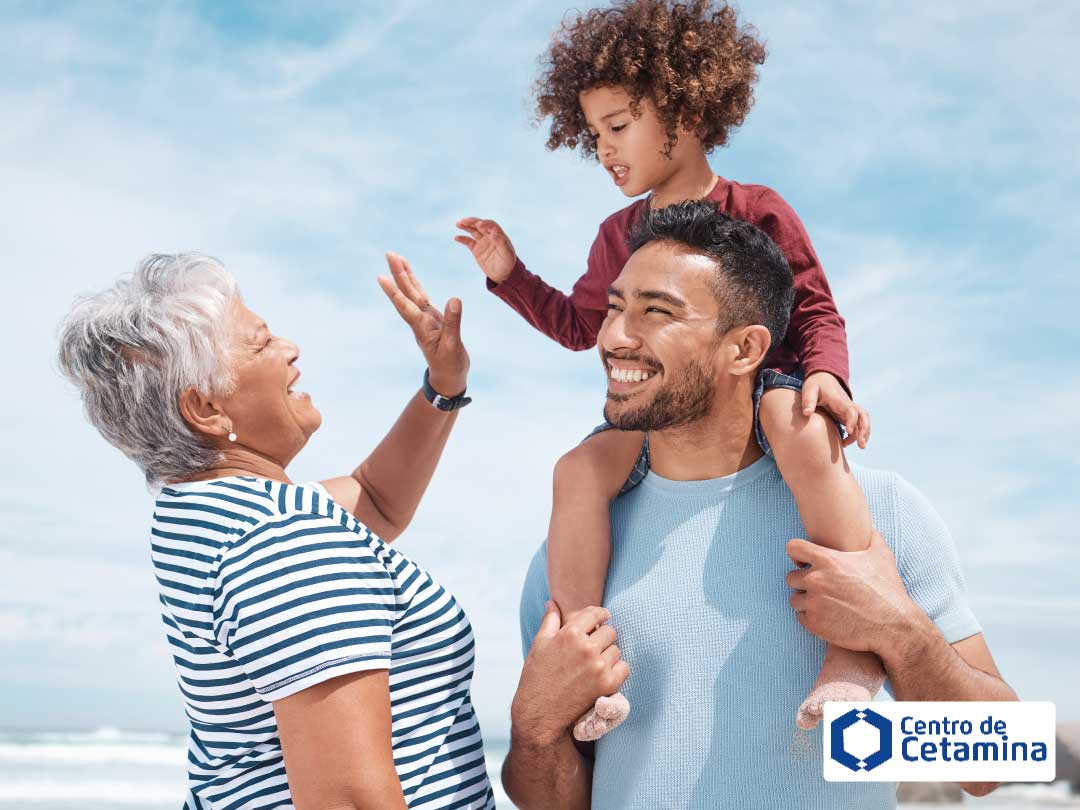 A saúde mental em cada estágio da vida Família sorrindo em ambiente externo, representando bem-estar e qualidade de vida com o tratamento no Centro de Cetamina.